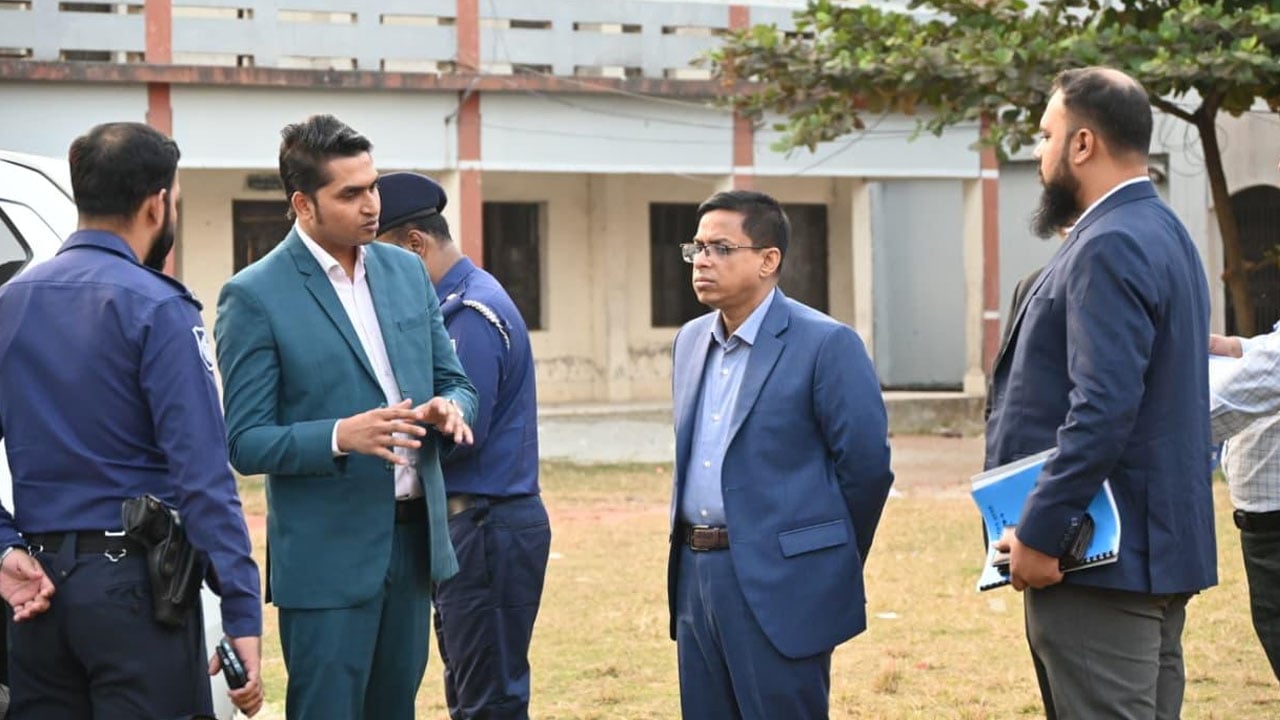 আড়াইহাজারে নির্বাচনি কেন্দ্র পরিদর্শন ডিসির