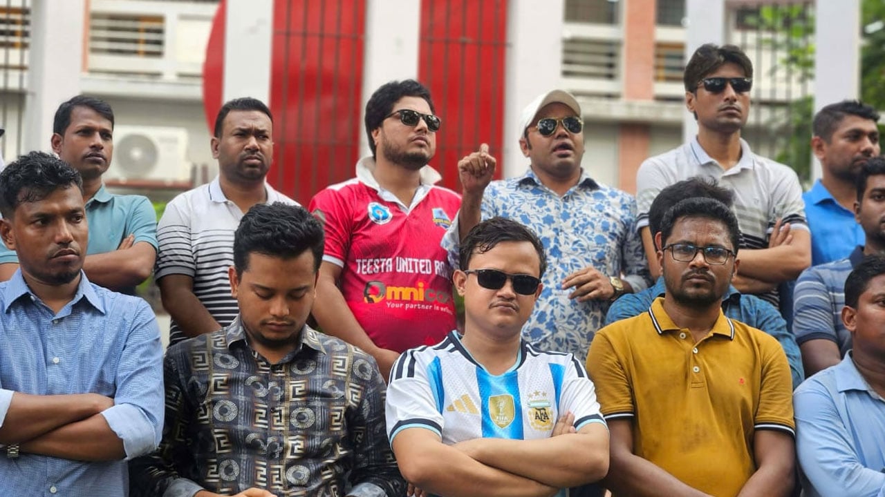 নারী নির্যাতনের অভিযোগে শিবিরের বিরুদ্ধে ঢাকা কলেজ ছাত্রদলের বিক্ষোভ