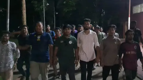 সরকারি চাকরিতে মৌখিক পরীক্ষায় নম্বর বৃদ্ধির প্রতিবাদে শিক্ষার্থীদের বিক্ষোভ
