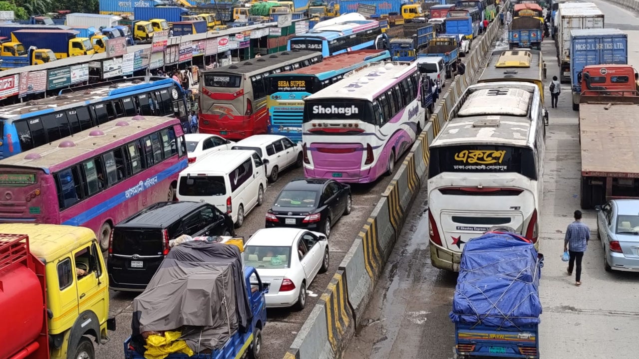 ঢাকা-চট্টগ্রাম মহাসড়কে তীব্র যানজট