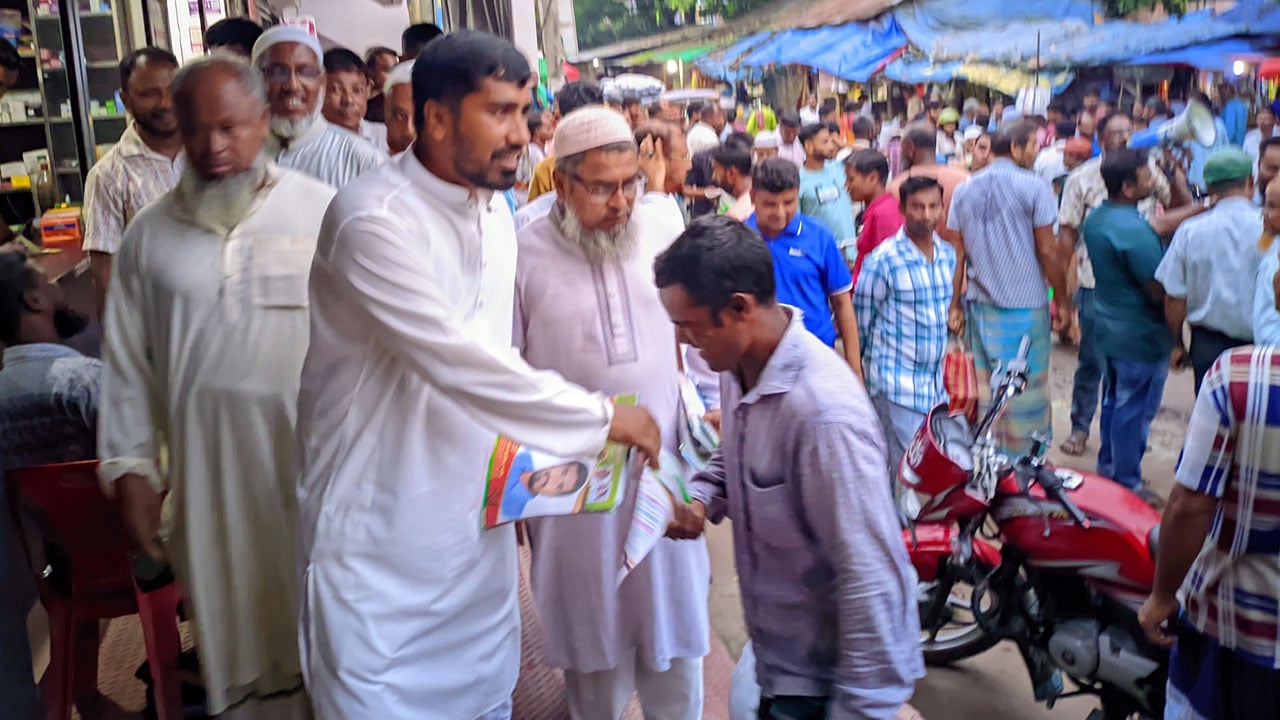 ধামইরহাটে ৩১ দফা বাস্তবায়নে বিএনপির লিফলেট বিতরণ