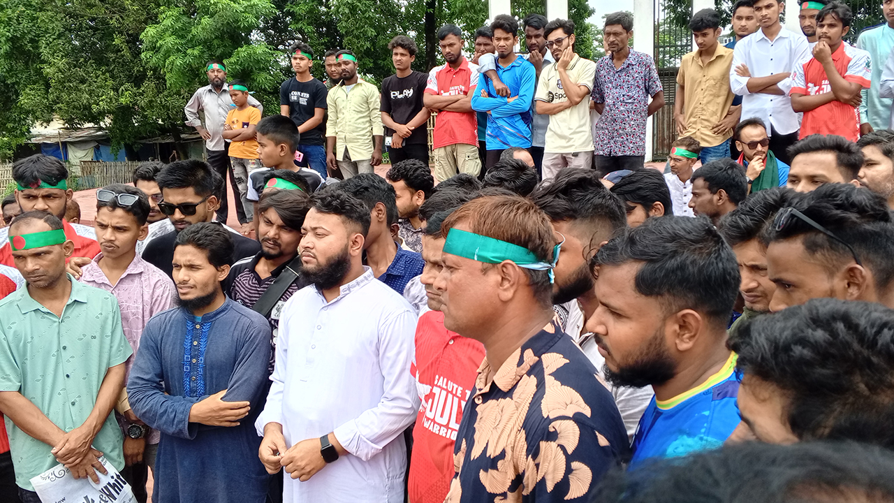 জুলাই যোদ্ধাদের ক্ষোভ, ক্ষমা চাইলেন জেলা প্রশাসক