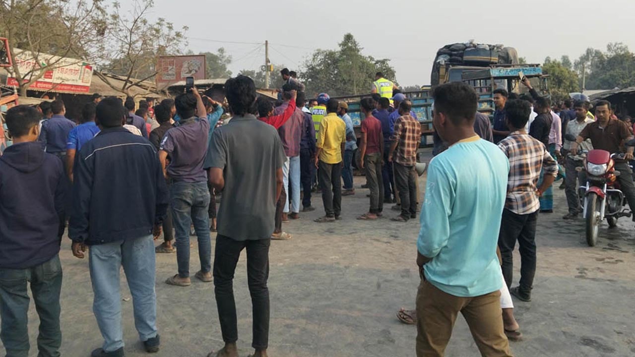 ফুলবাড়ীতে বাসযাত্রীকে মারধরের প্রতিবাদে ৪ ঘণ্টা মহাসড়ক অবরোধ