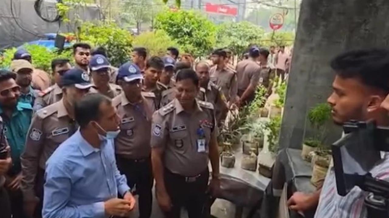 রাজধানীর ফুটপাত ও সড়ক দখলমুক্ত করতে ডিএমপির অভিযান