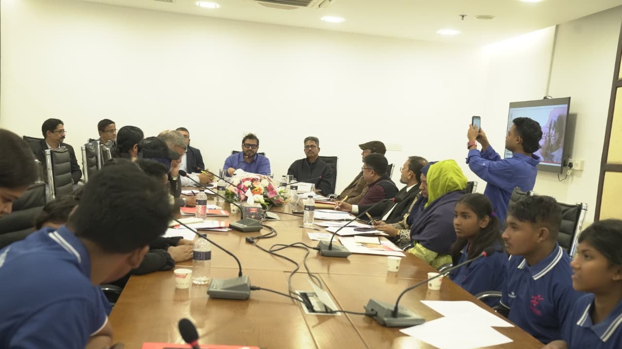 নির্বাচন সামনে রেখে সুবিধাবঞ্চিত শিশুদের অধিকার রক্ষায় ডিএনসিসিতে গোলটেবিল বৈঠক