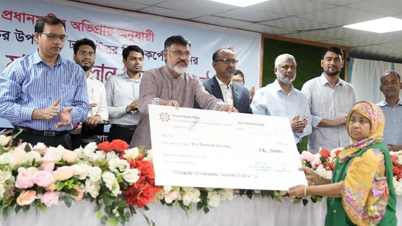 প্রধানমন্ত্রীর ঈদ বোনাস পেলেন ডিএনসিসির ৩ হাজার ৩২ পরিচ্ছন্নতাকর্মী