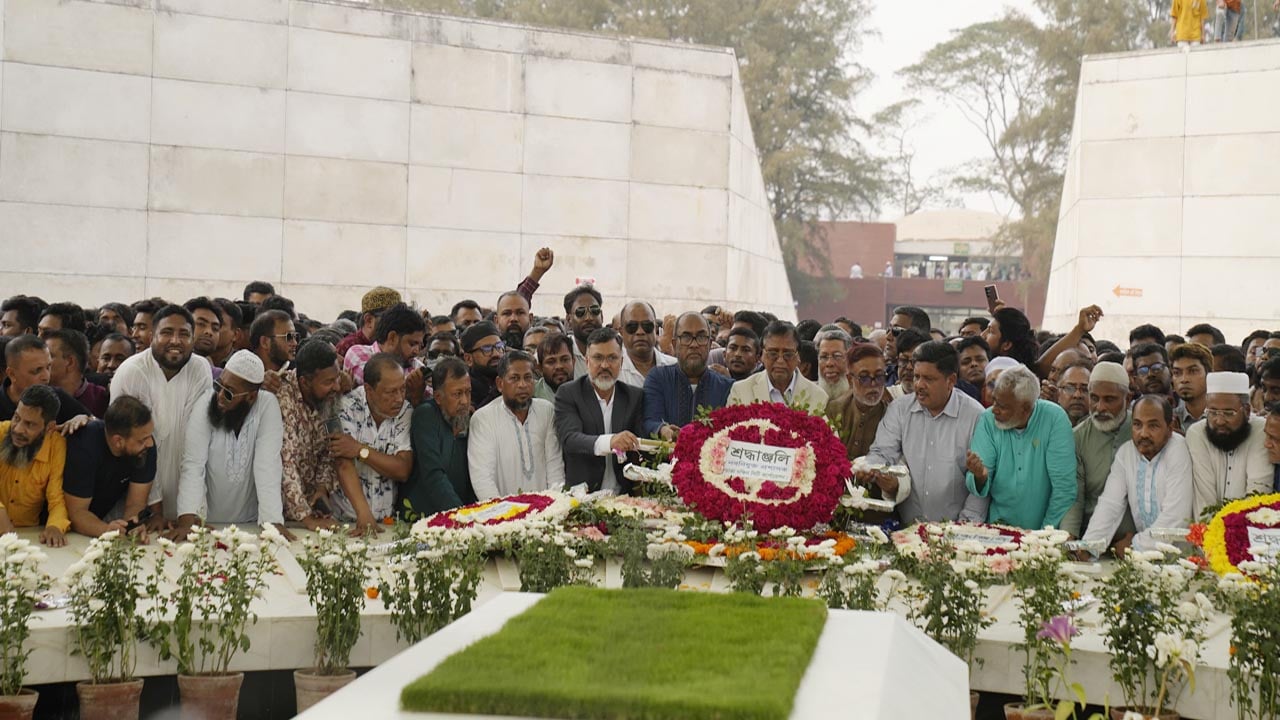 শহীদ জিয়াউর রহমান ও খালেদা জিয়ার কবরে ডিএনসিসি প্রশাসকের শ্রদ্ধা