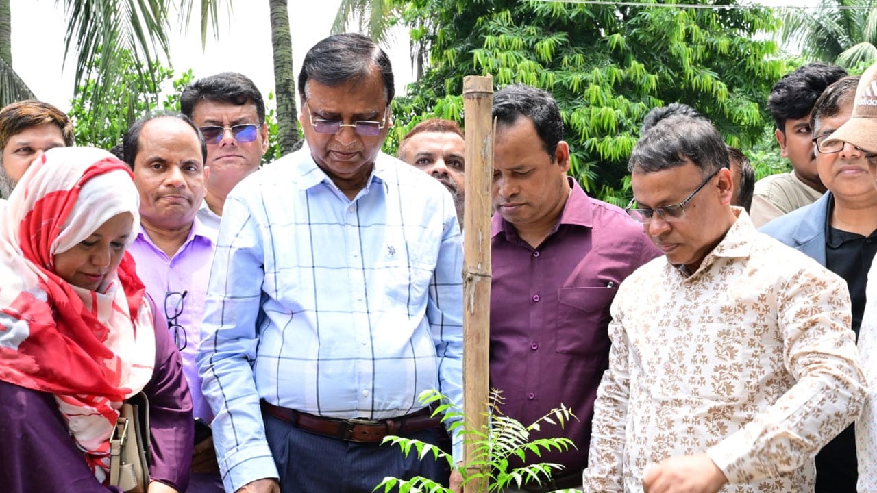 পাঁচ বছরে ৩ লাখ বৃক্ষরোপণ করার ঘোষনা ডিএসসিসি প্রশাসকের