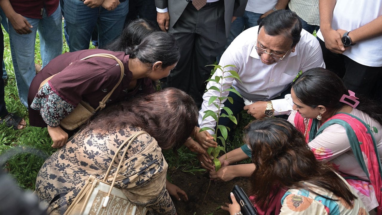ঢাকা বিশ্ববিদ্যালয় ক্যাম্পাসে ডিএসসিসির বৃক্ষরোপণ কর্মসূচি অনুষ্ঠিত