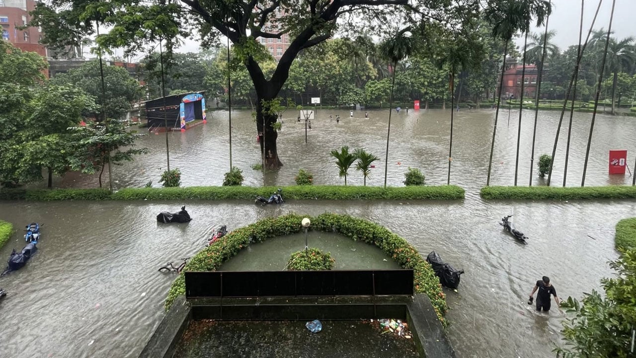 ভারি বৃষ্টিতে ঢাকা বিশ্ববিদ্যালয়ে জলাবদ্ধতা, বিদ্যুৎবিচ্ছিন্ন ২ হল