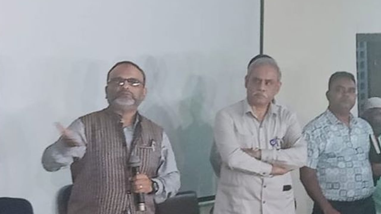 কাদা ছোড়াছুড়ি না করে সবাইকে ঐক্যবদ্ধ থাকতে হবে