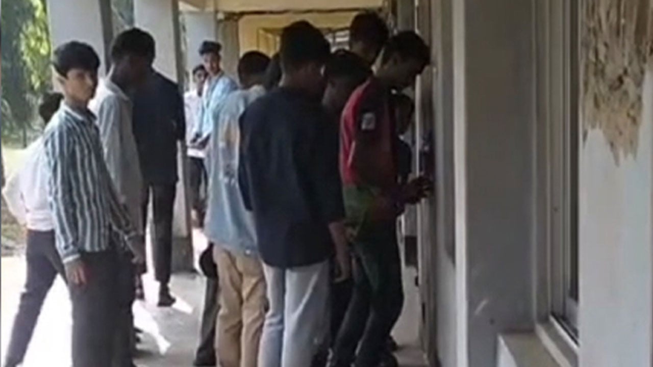 নির্বাচনি পরীক্ষায় সাত বিষয়ে ফেল করে স্কুলে তালা শিক্ষার্থীর