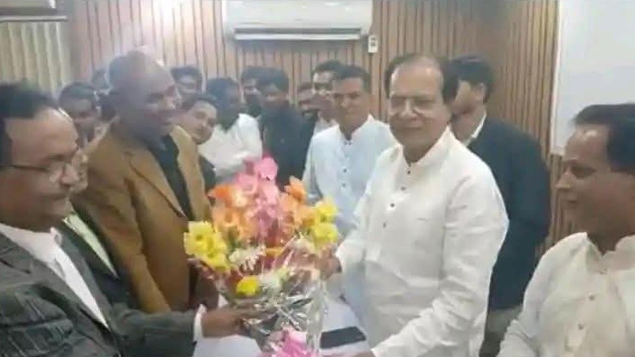 রাতের আঁধারে ত্রাণ মন্ত্রীকে আ.লীগের দুই নেতার ফুলেল শুভেচ্ছা