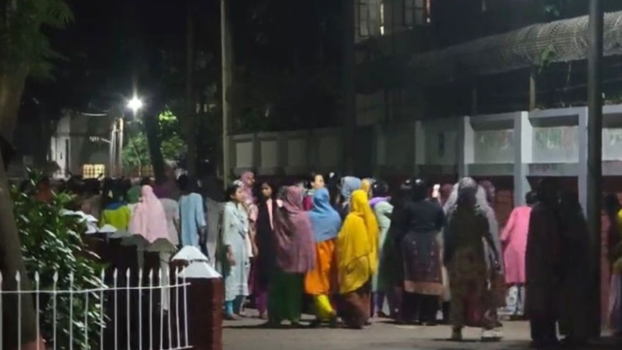 ছাত্ররাজনীতি নিষিদ্ধের দাবিতে মধ্যরাতে ইডেন মহিলা কলেজে বিক্ষোভ