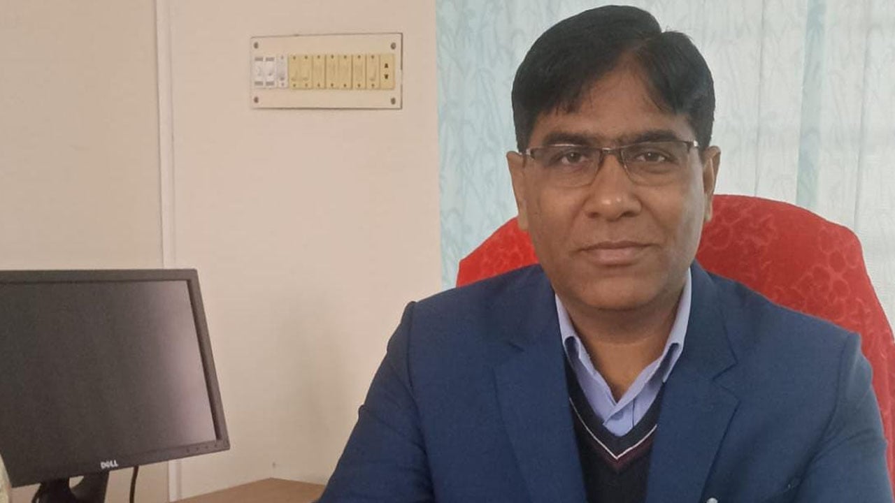 আবেদনের যোগ্যতা না থাকা সত্বেও এক যুগ ধরে বেরোবির শিক্ষক