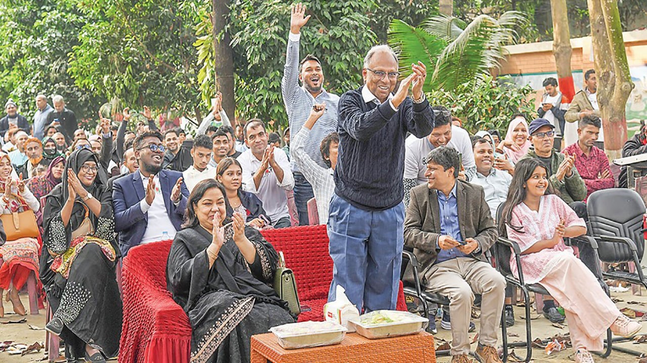 খেলা গান আড্ডায় আমার দেশ পরিবারের প্রাণোচ্ছল দিন
