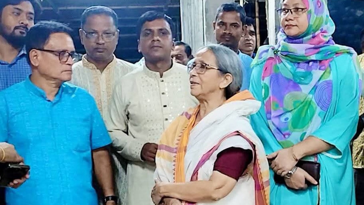 কুড়িগ্রামে মন্দির পরিদর্শন করলেন উপদেষ্টা