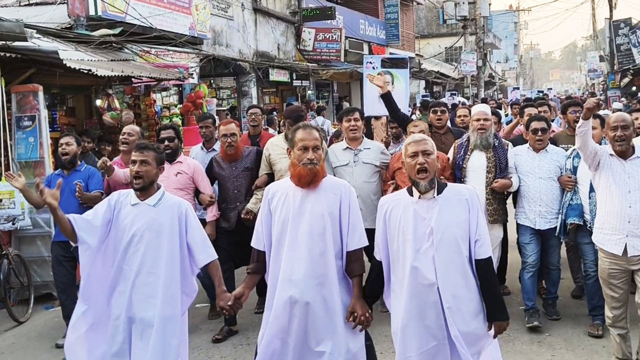বিএনপির প্রার্থী পরিবর্তনের দাবিতে কাফনের কাপড় পরে সড়ক অবরোধ