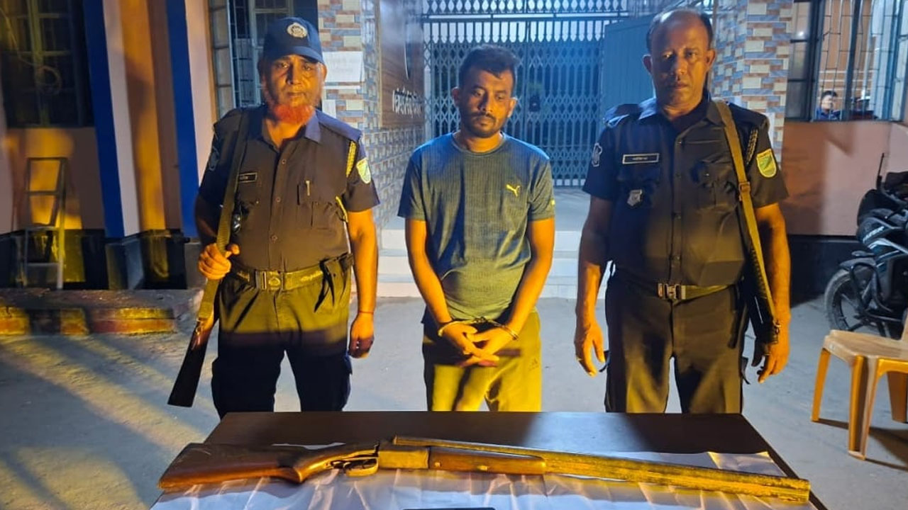 অবৈধ আগ্নেয়াস্ত্রসহ স্বেচ্ছাসেবক দলের নেতা গ্রেপ্তার