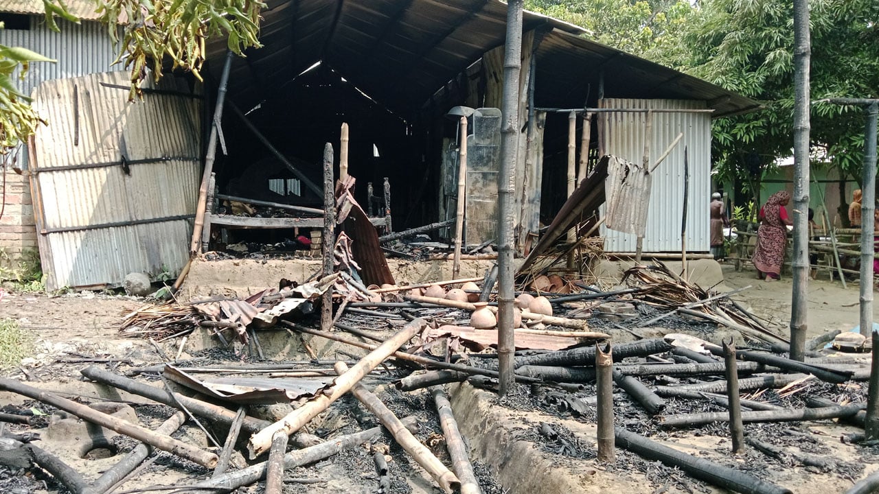 মুহূর্তেই ছাই হয়ে গেলো মানুষের দান-খয়রাতে চলা পরিবারটির ঘর