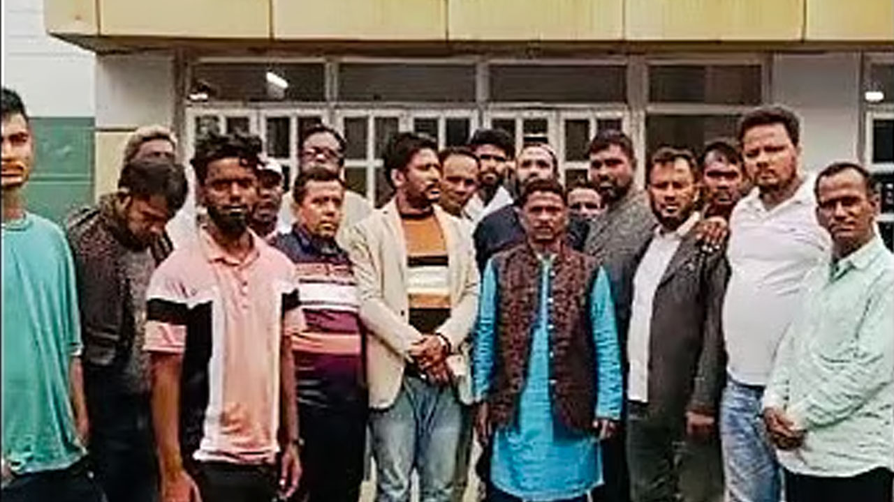 শাজাহান খানের ভাই হাফিজুর রহমান খানের মালিকানাধীন পেট্রল পাম্পে স্থানীয় নেতাকর্মীদের নিয়ে পাহারায় যুবদল নেতা ফারুক ব্যাপারী।
