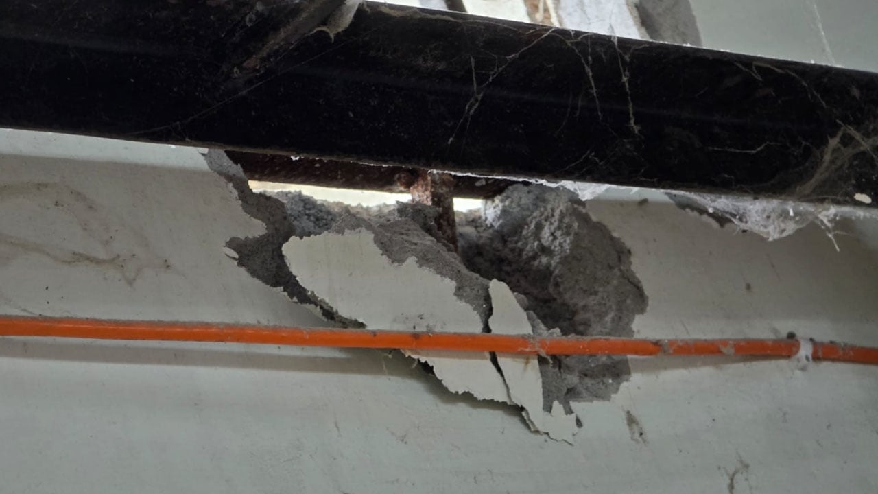 ভূমিকম্পে ফাটল, বিতর্কিত রেজিস্ট্রি ভবন