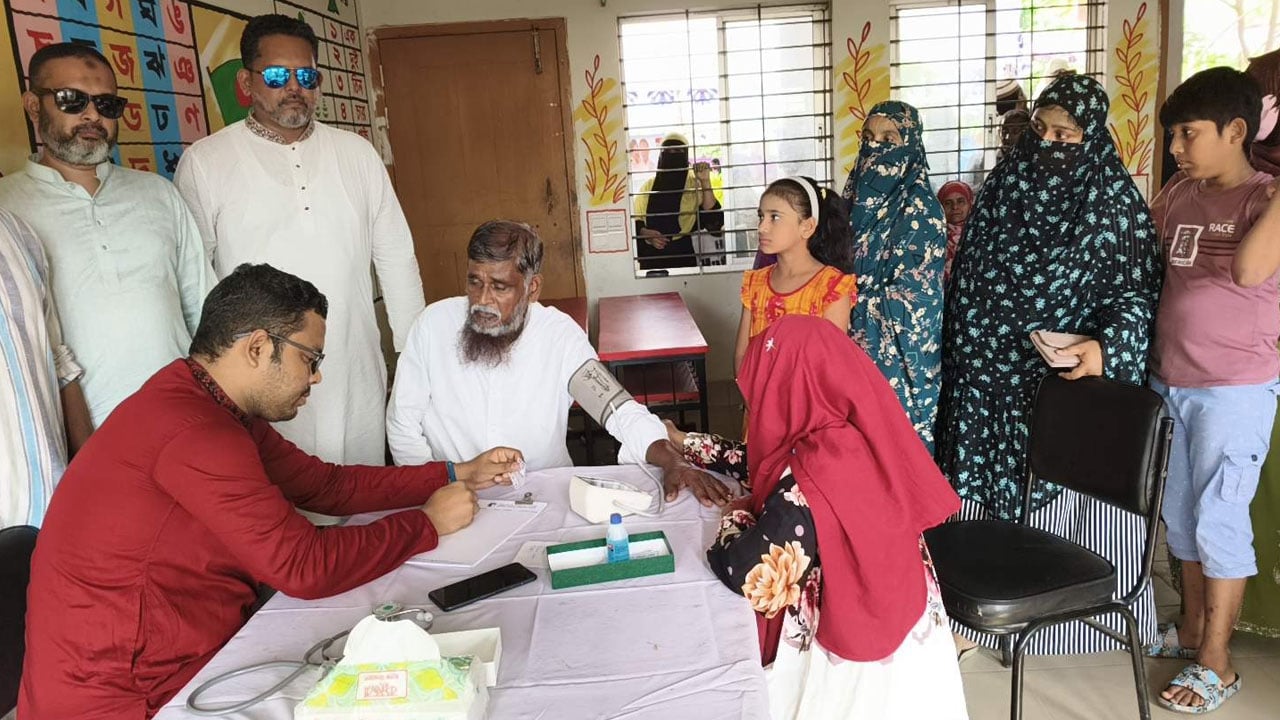 ফতুল্লায় বিনামূল্যে চিকিৎসা পেলেন দেড় হাজার মানুষ
