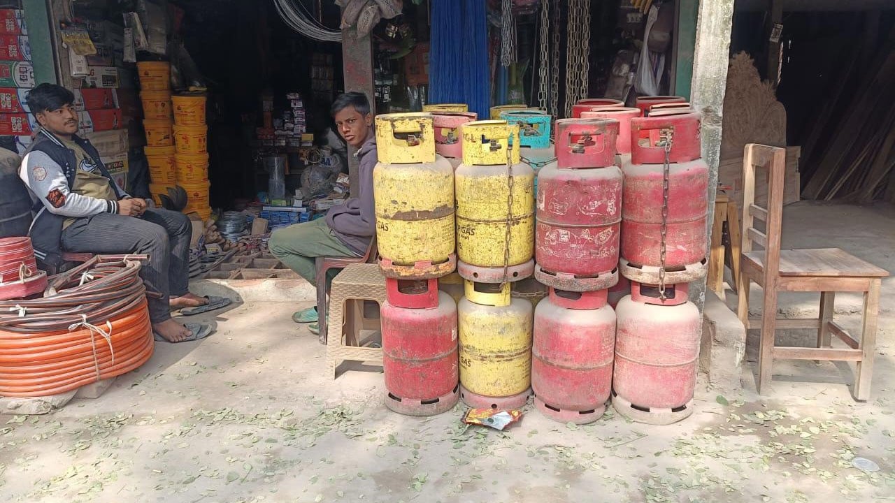 ফতুল্লায় দ্বিগুণ দামেও মিলছে না এলপি গ্যাস