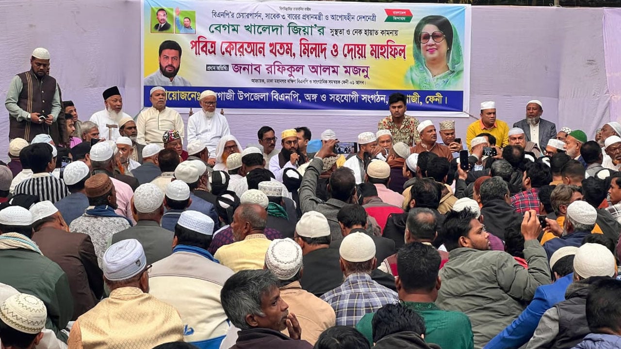 খালেদা জিয়ার সুস্থতা কামনায় পৈতৃক বাড়িতে দোয়া মাহফিল