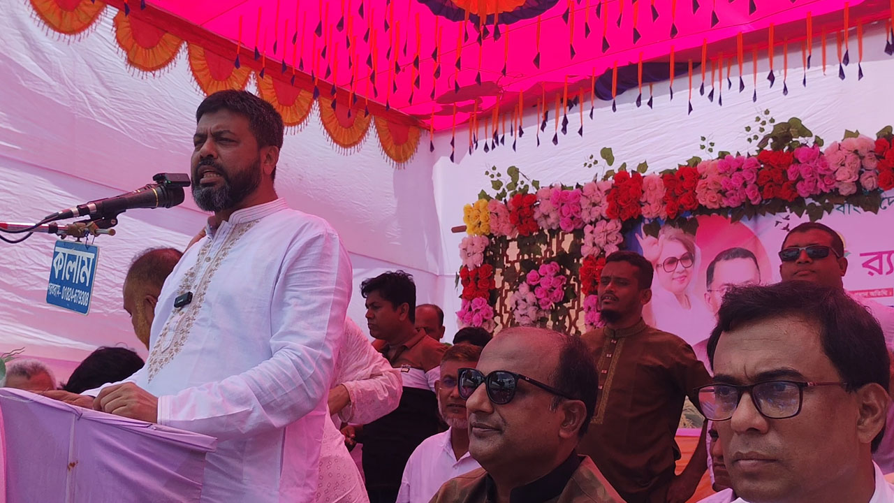 ফ্যাসিবাদের আশ্রয়দাতাদের বিরুদ্ধে ব্যবস্থা নেয়ার হুঁশিয়ারি বিএনপি নেতা মজনুর