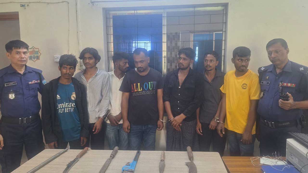 ফেনীতে দেশীয় অস্ত্রসহ আন্তঃজেলা ডাকাত দলের ৭ সদস্য গ্রেপ্তার