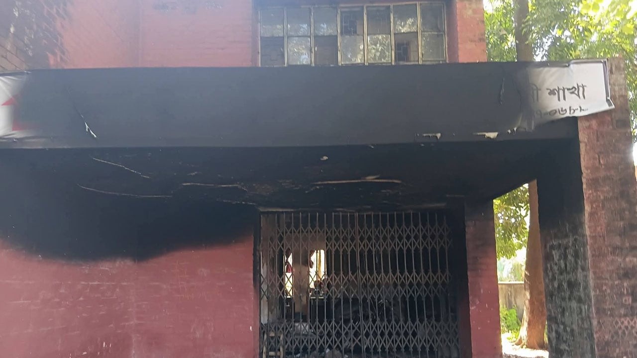 ফেনীতে গ্রামীণ ব্যাংক কার্যালয়ে আগুন, পুড়লো ৩ মোটরসাইকেল