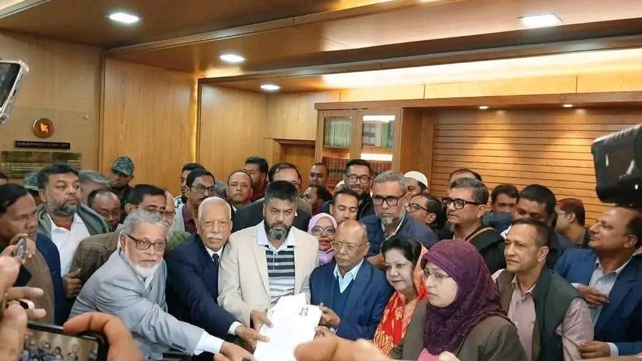 ফেনী- ৩ আসনে আবদুল আউয়াল মিন্টুর  মনোনয়নপত্র জমা