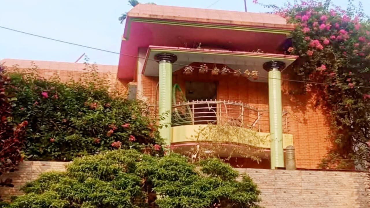 অস্ত্রের মুখে জিম্মি করে ৭০ ভরি স্বর্ণ ও দুই কোটি টাকার মালামাল লুট