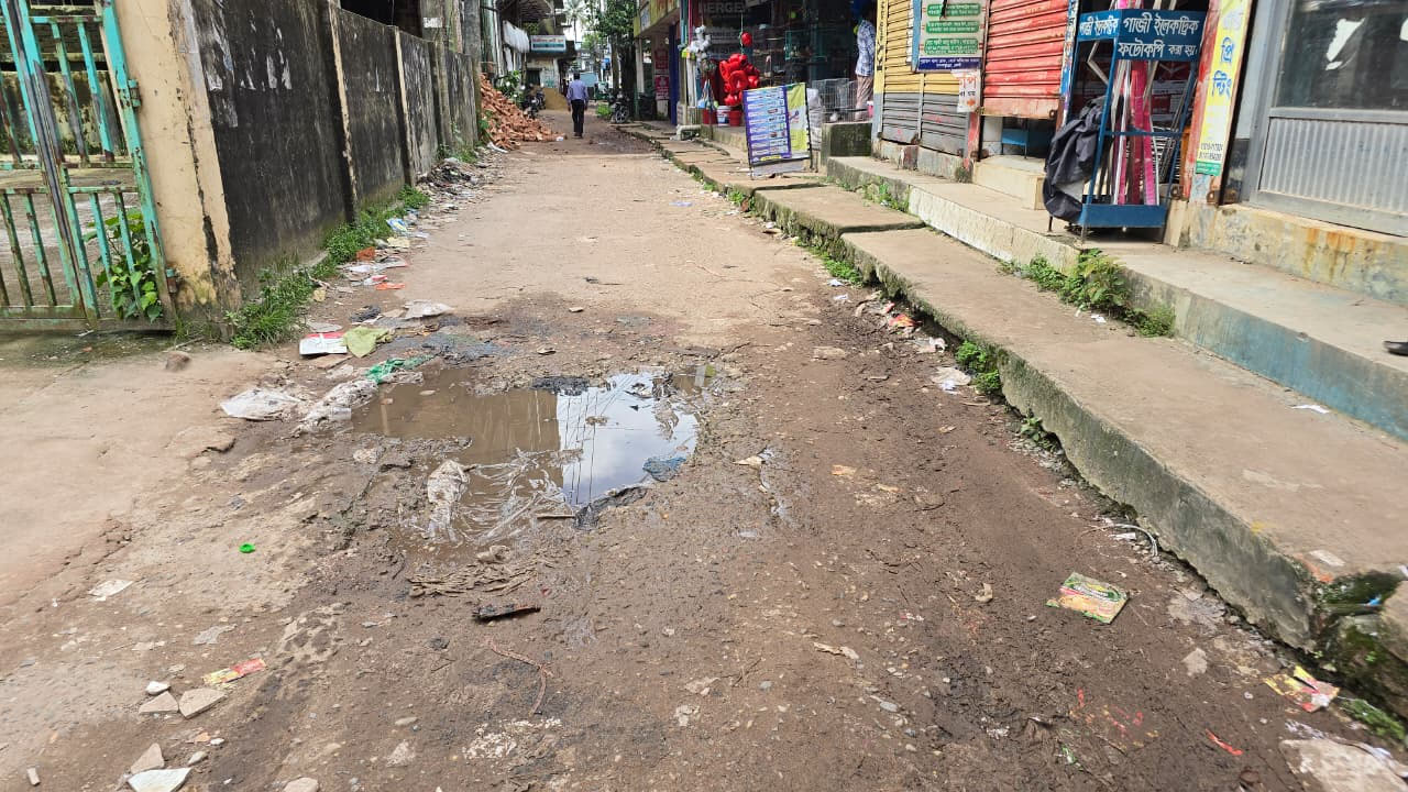 চাঁদাবাজদের হুমকিতে ৮ সড়কের কাজ রেখে পালিয়ে বেড়াচ্ছেন ঠিকাদার