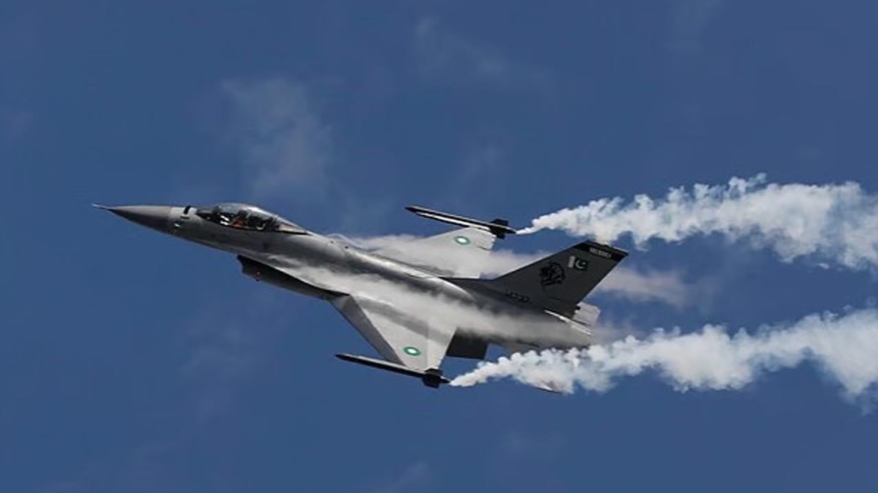 আফগানিস্তানে পাকিস্তানের যুদ্ধবিমান বিধ্বস্ত, পাইলট আটক