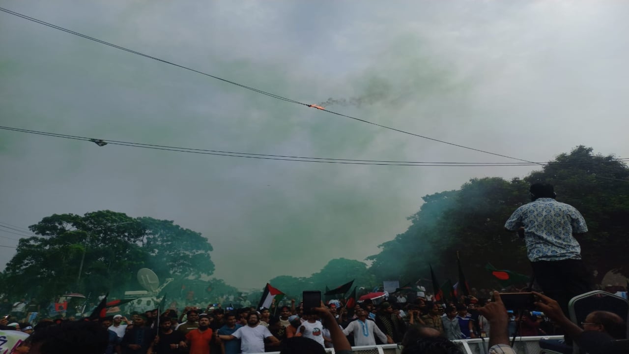 জুলাই মঞ্চে বেলুন থেকে আগুন, ড্রোন দিয়ে নিয়ন্ত্রণ
