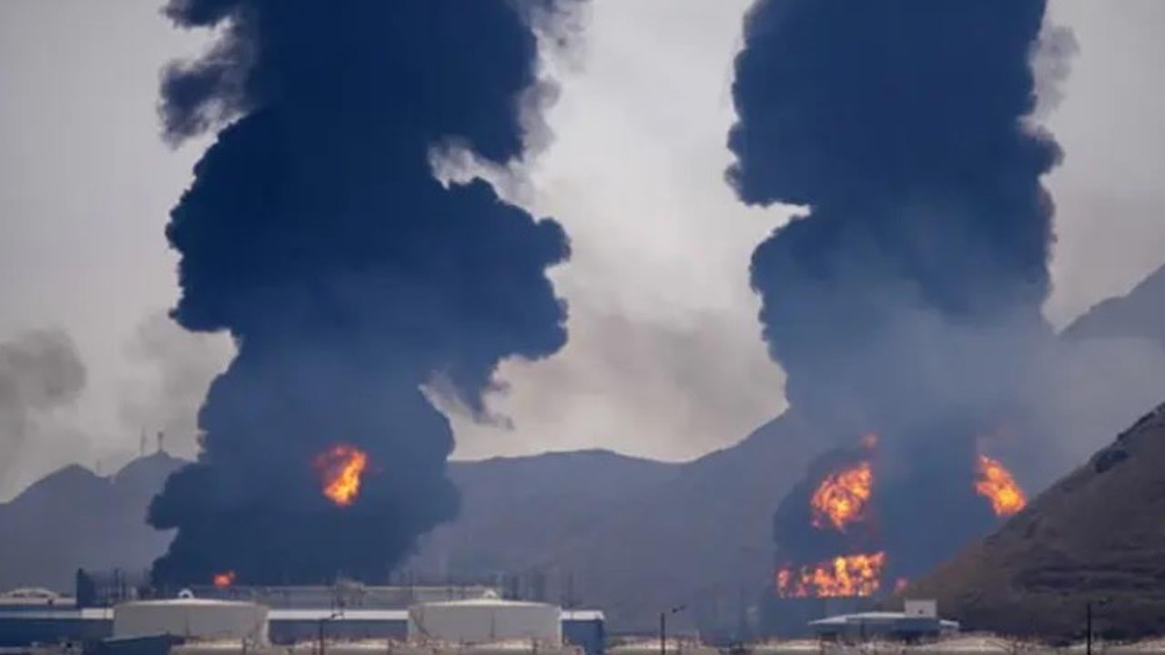 সংযুক্ত আরব আমিরাতে তেল টার্মিনালে ড্রোন হামলার পর আগুন