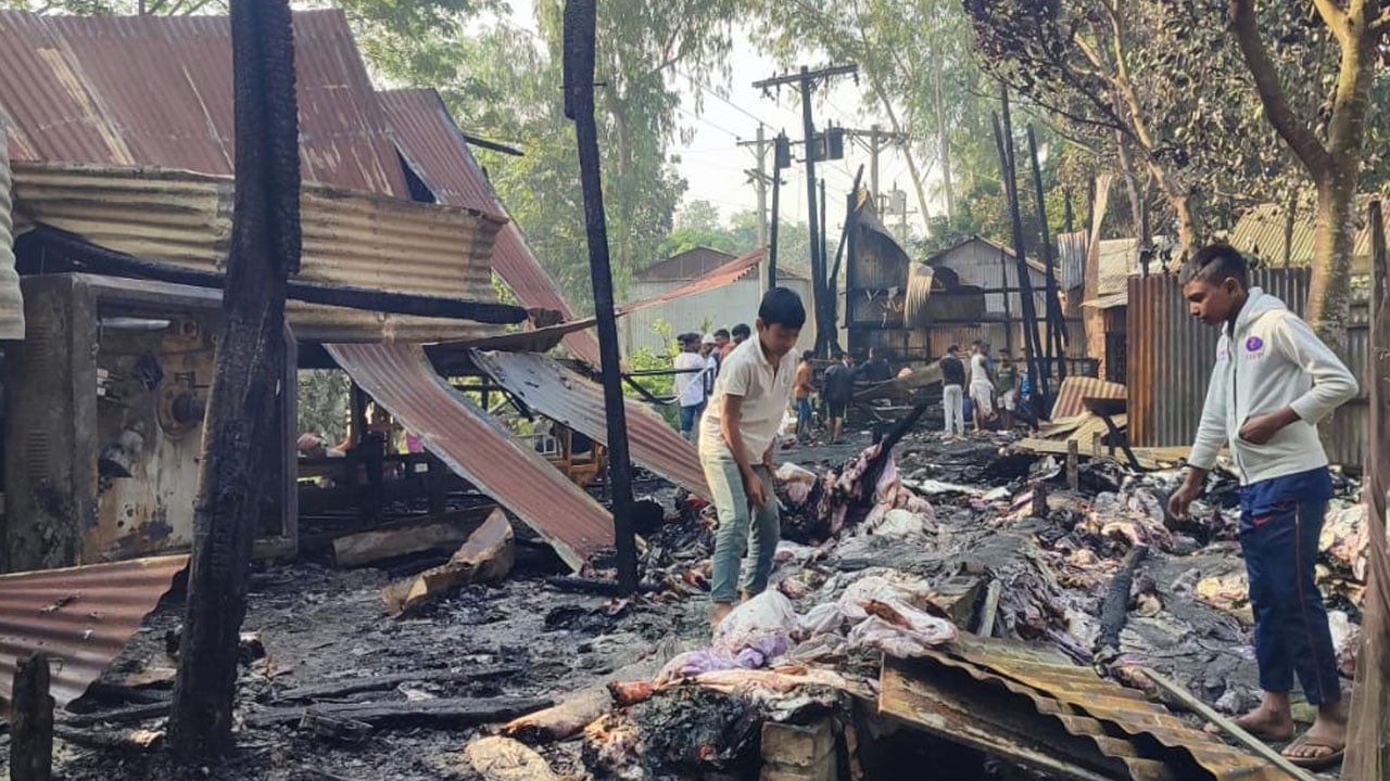 এনায়েতপুরে শাড়ি প্রিন্ট কারখানায় অগ্নিকাণ্ডে ৫৬ লাখ টাকার ক্ষতি