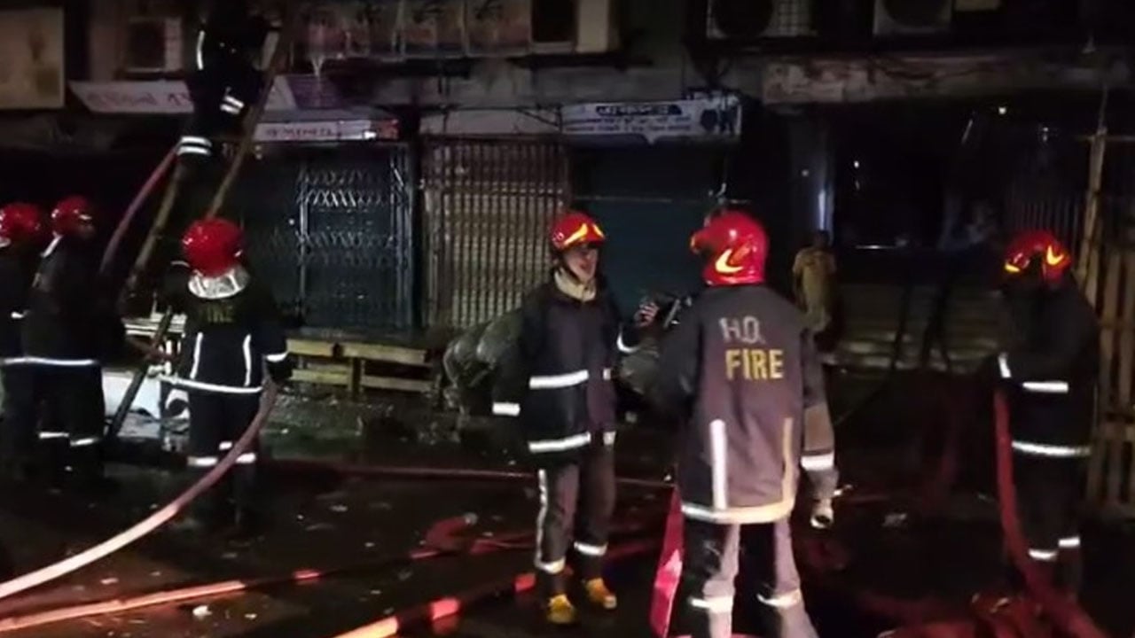 মধ্যরাতে গুলিস্তানে মার্কেটে আগুন