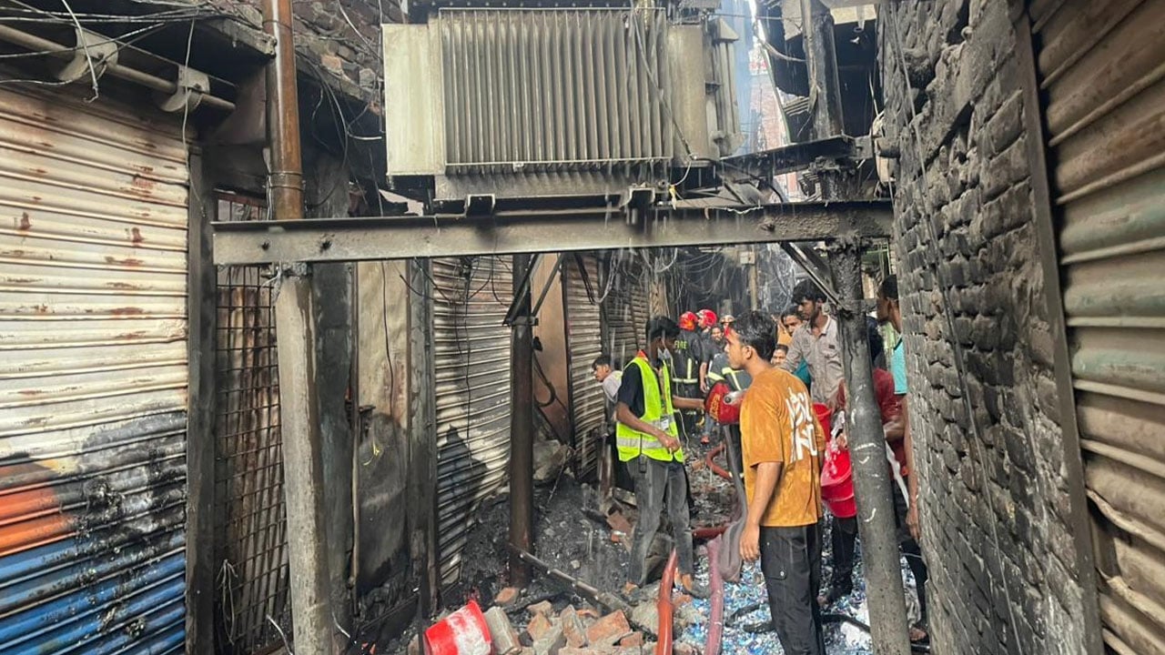 লালবাগে প্লাস্টিকের গোডাউনে লাগা আগুন নিয়ন্ত্রণে