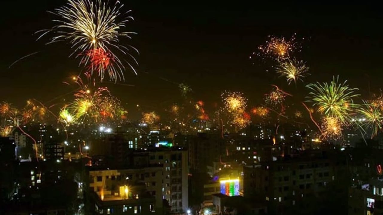 শোকের ছায়া আর নিষেধাজ্ঞা উপেক্ষা: আতশবাজির আলোয় উত্তাল ঢাকার আকাশ