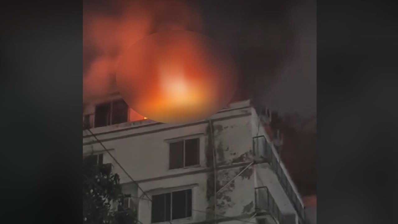 রাজধানীর মোহাম্মদপুরে বহুতল ভবনের ছাদে আগুন