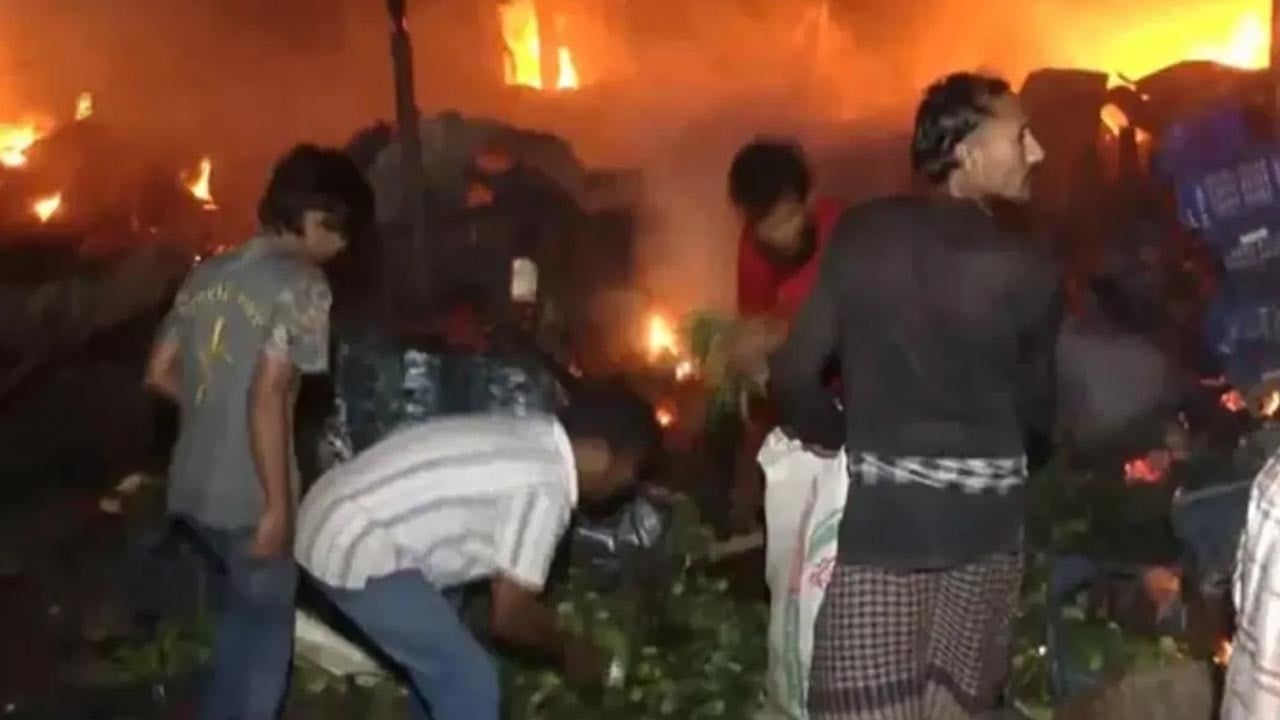 রায়েরবাজারে কৃষি মার্কেটে আগুনে পুড়লো ৪৬ দোকান, ৫ কোটি টাকার ক্ষতি