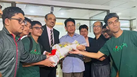 শিক্ষামন্ত্রীর সঙ্গে ফিজিক্স অলিম্পিয়াডে পদকজয়ী দলের সাক্ষাৎ