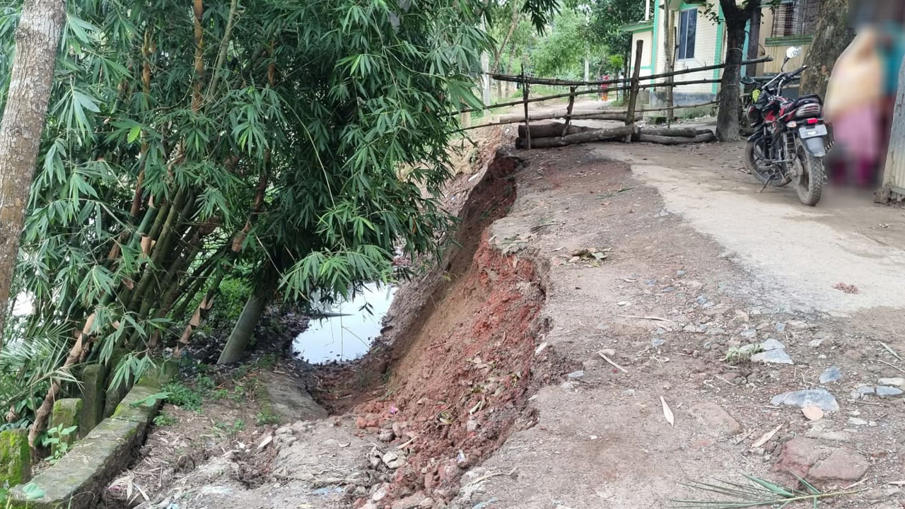 ফুলবাড়ীয়ায় সড়কে ধস, হাজারো মানুষের সীমাহীন দুর্ভোগ