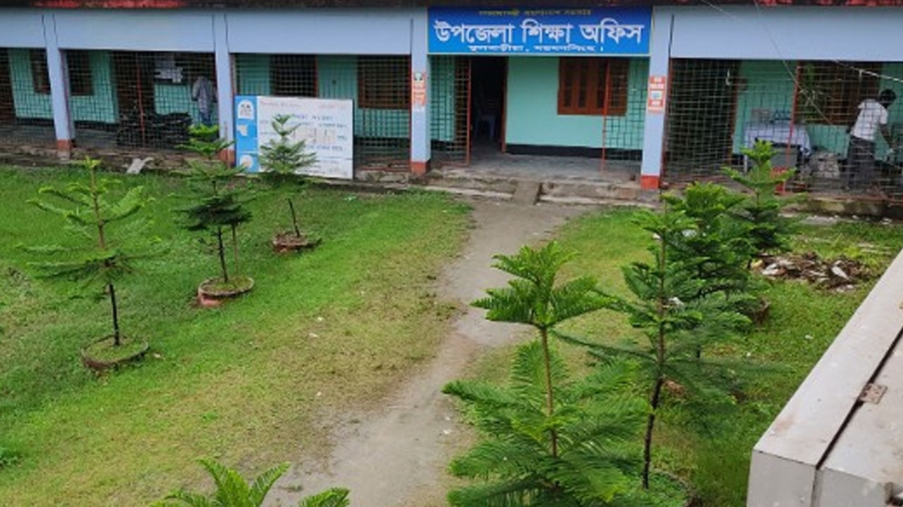 ফুলবাড়ীয়ায় শিক্ষা কর্মকর্তার বিরুদ্ধে ল্যাপটপ-প্রজেক্টর আত্মসাতের অভিযোগ