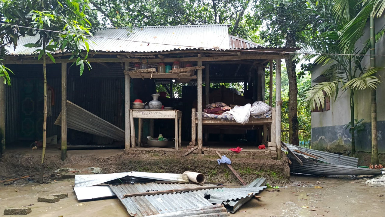 ফুলবাড়ীয়ায় বসতবাড়িতে হামলা-ভাঙচুর, নিরাপত্তাহীনতায় পরিবার