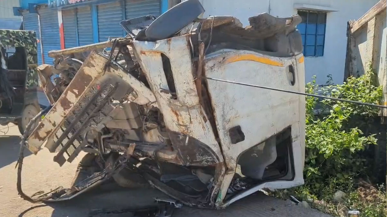 গাজীপুরে ট্রেনের ধাক্কায় ট্রাকের চালক-হেলপার নিহত