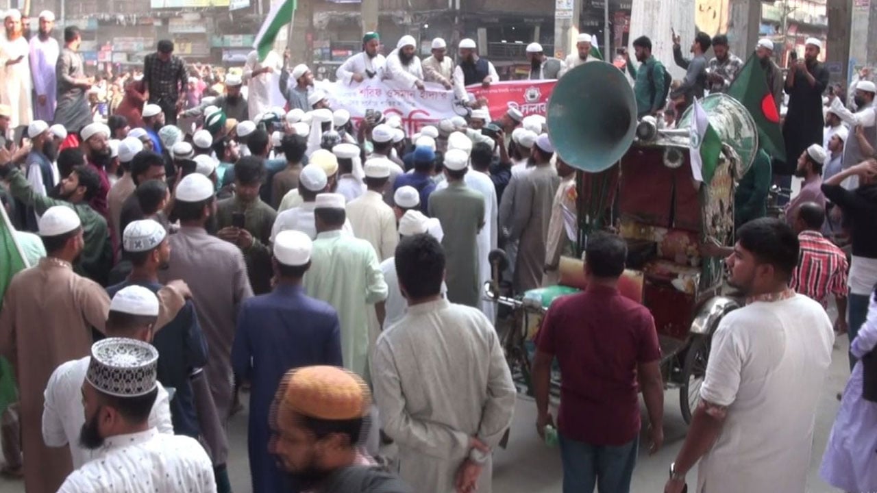 হাদি হত্যার প্রতিবাদে ঢাকা–ময়মনসিংহ মহাসড়ক অবরোধ করে বিক্ষোভ